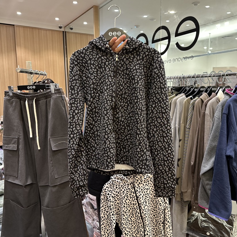 251021-0318服裝服飾批發(fā)市場(chǎng)趨勢(shì)與經(jīng)營(yíng)策略分析